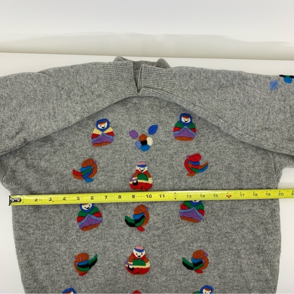 Joye + Fun Vintage 90’s Raised Embroidered People Wool Gray Mock Neck Sweater - Picture 15 of 16